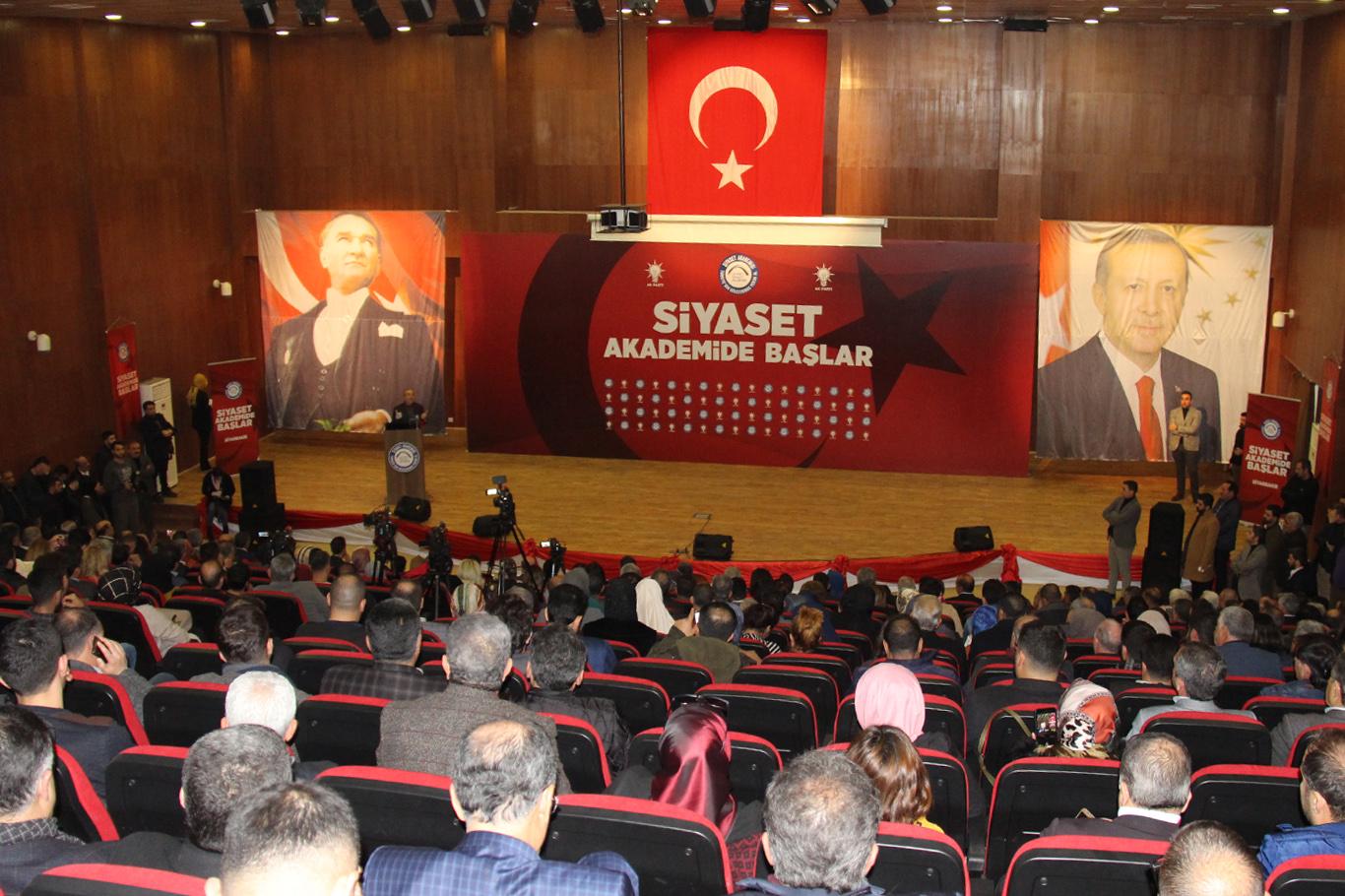 Diyarbakır'da siyaset akademisi kursu düzenlendi Diyarbakır'da siyaset akademisi kursu düzenlendi